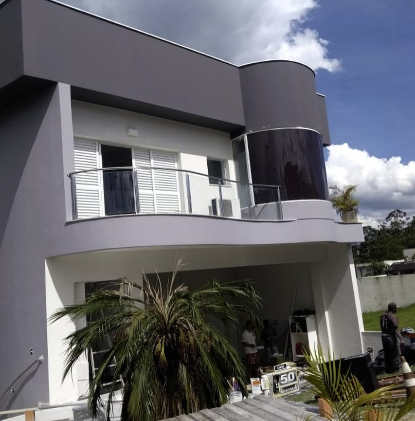 Fachada de casa acabada, em cinza e branco