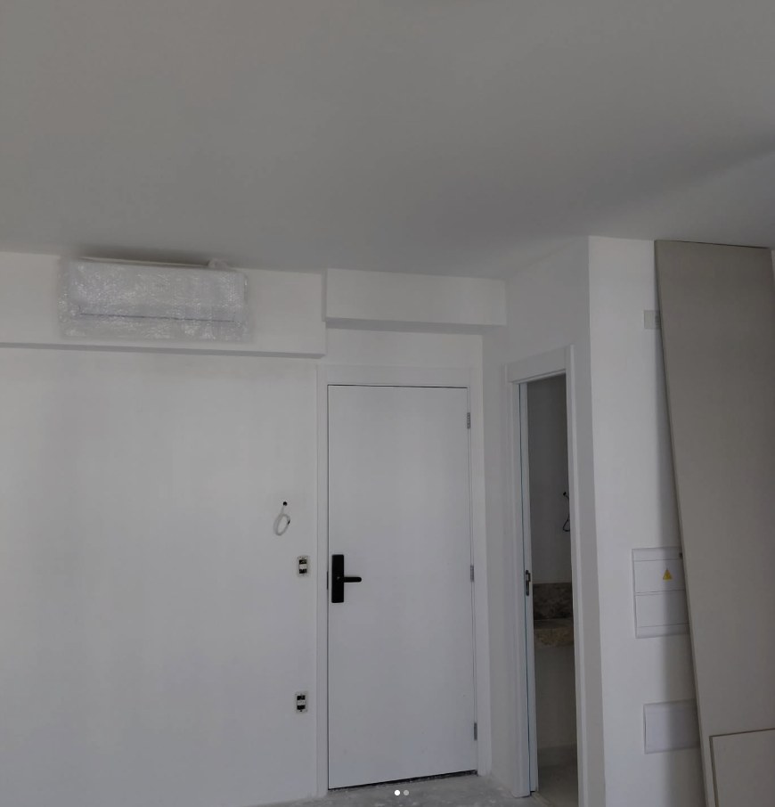 Parede acabada e pintada, junto à porta