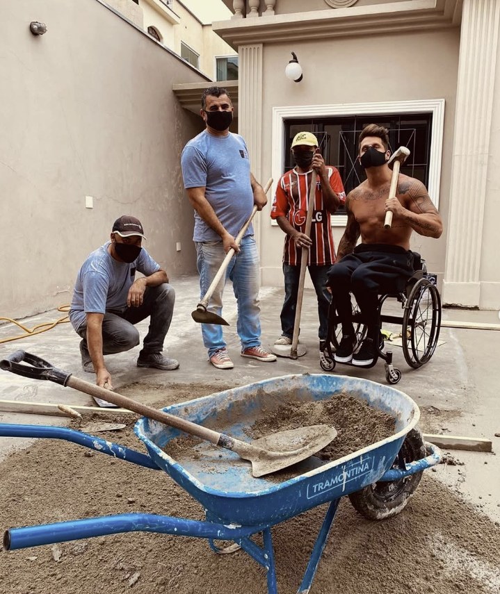 Equipe da Obra Fina no canteiro, com carrinho e ferramenta