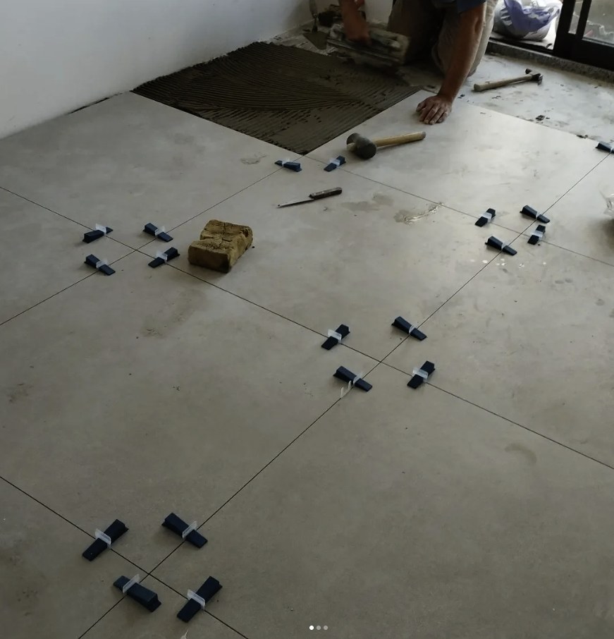 Piso sendo assentado, com espaçadores