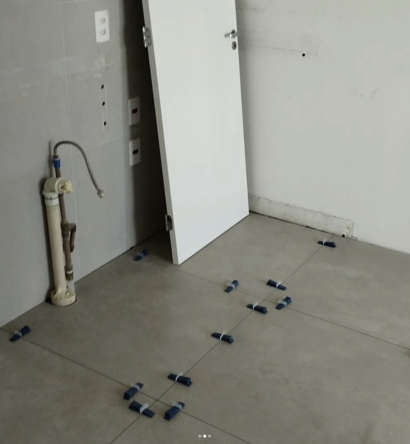 Piso assentado com espaçadores, antes do rejunte