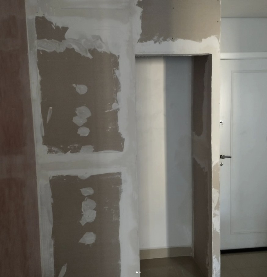 Parede de drywall com massa e fita nas juntas