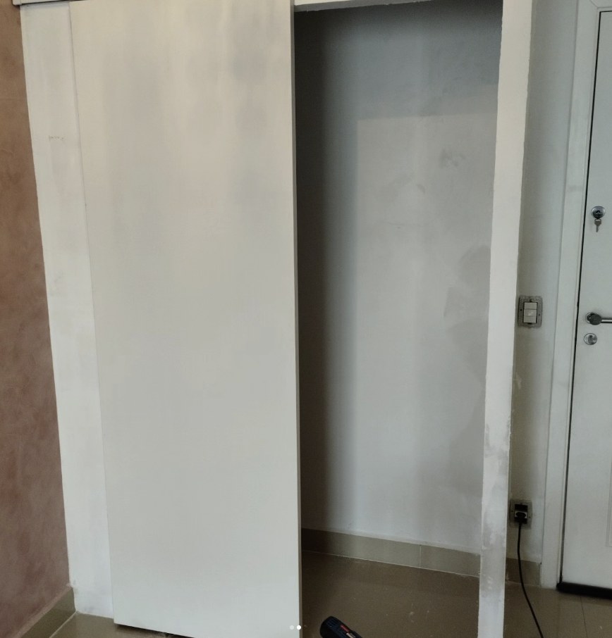 Parede acabada e pintada, com porta